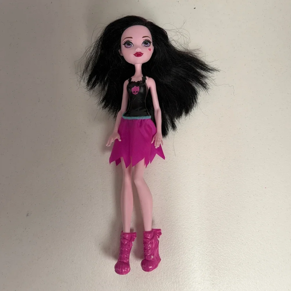 Monster High Draculaura Doll DNV67 Pink Black Vampire Bat Skirt Boots Mattel